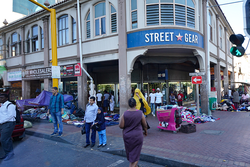 露天で衣類を売っているのだが、かなり投げやりなディスプレイ
