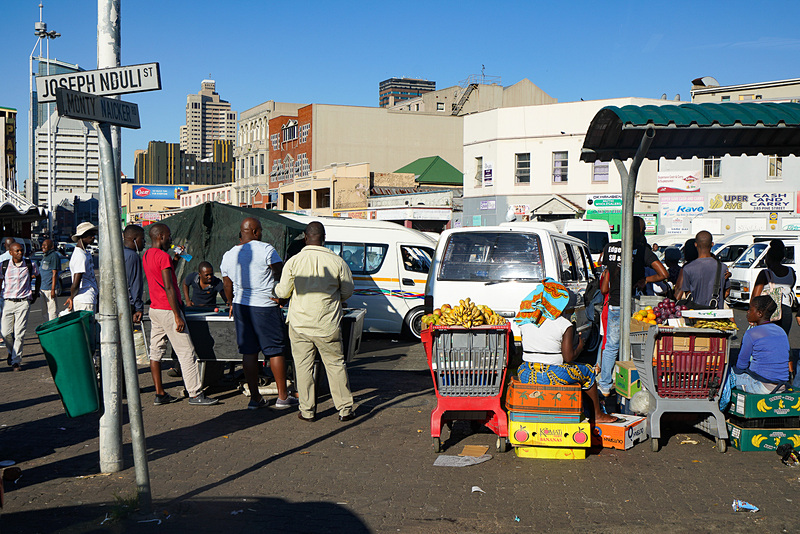 ワンボックスワゴンの乗り合いタクシーの待合所