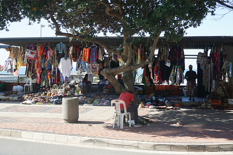 ビーチ近くの衣料品を売る屋台