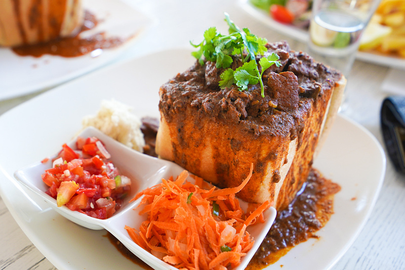 食パンの中にカレーを入れたバニーチャウというメニュー。ラム肉のカレー