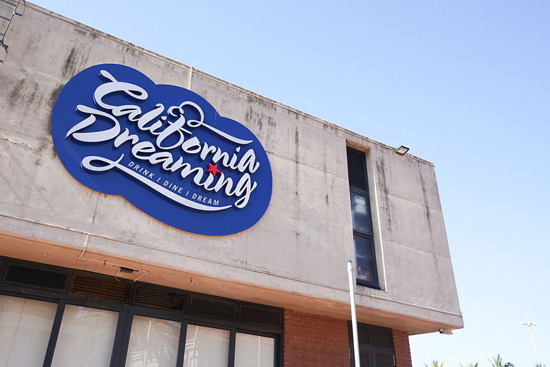 「California Dreaming」の看板