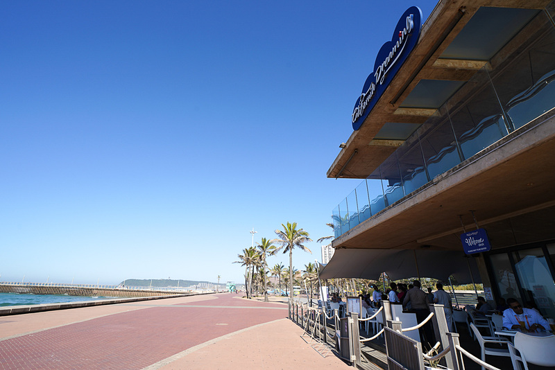 ビーチの遊歩道沿いに店がある