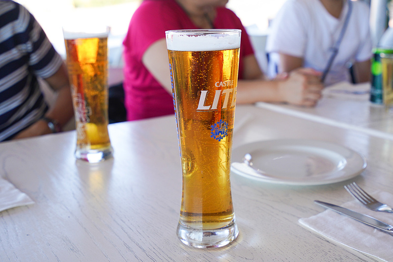 ビールは最もよく見かけるキャッスル・ライトで。アメリカでいうところのミラー・ライトに似た存在