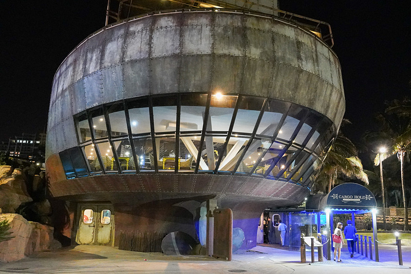 シーフードが美味しいレストラン「カーゴ・ホールド」の船のような奇抜な外観