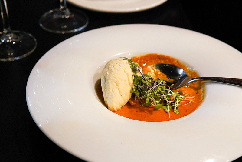 魚のダシが利いたブイヤベース。ポテト添え