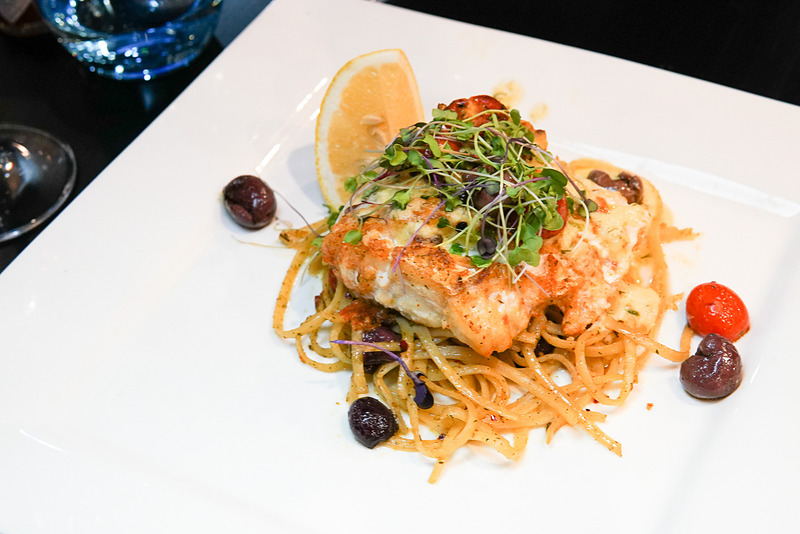 トマトソースのパスタ。地魚が乗っている