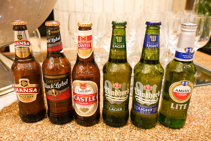 最後に南アフリカでメジャーなビール勢揃い（撮影は上記レストランではない）。左からハンサ・ピルスナー、カーリング・ブラックレーベル、キャッスル（カステルとも）・ラガー、ウイントフック・ラガー、ウイントフック・ライト、アムステル・ライト