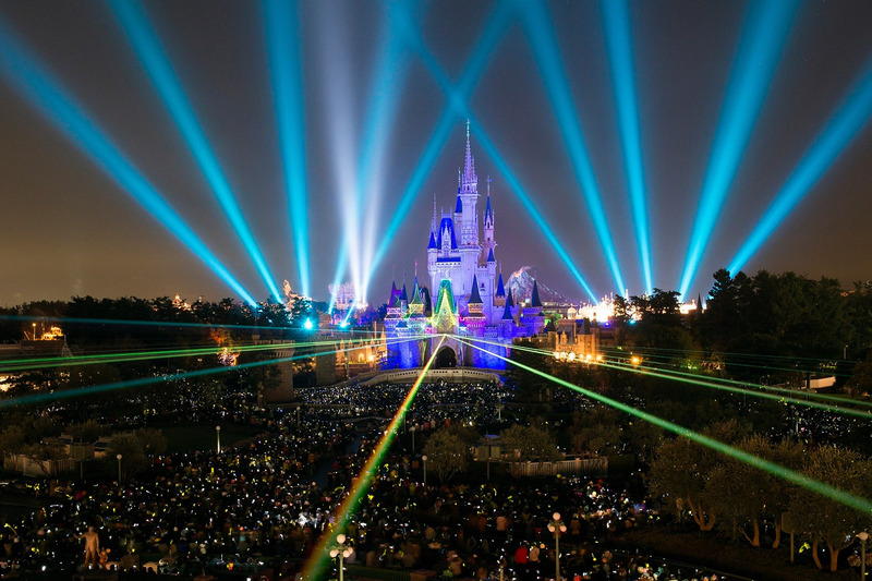東京ディズニーランドと東京ディズニーシーで実施する年越しの特別営業「ニューイヤーズ・イヴ」の専用パスポートの販売申し込みを9月11日12時から開始する