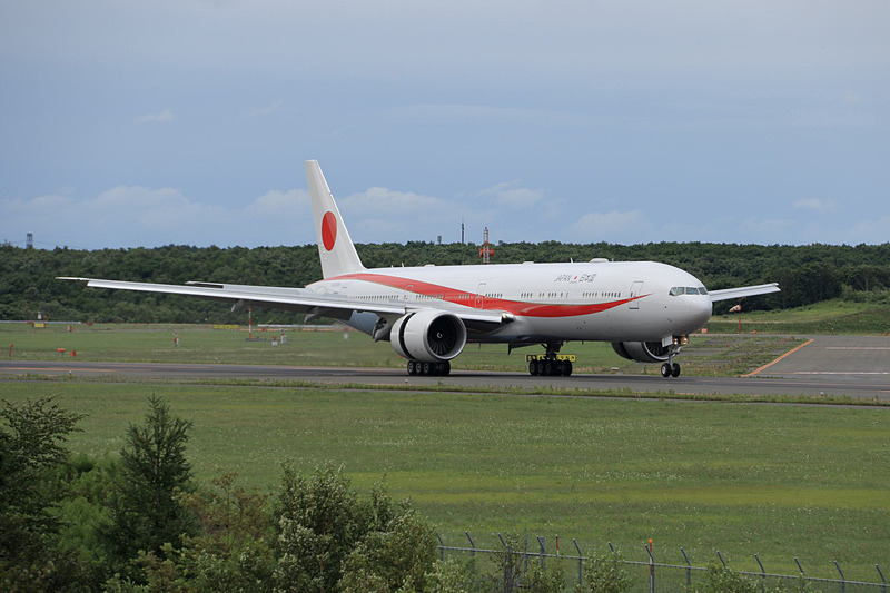 長旅を終え新千歳空港B滑走路（01R）に着陸した新政府専用機