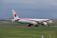 新しい政府専用機ボーイング 777-300ERが新千歳空港に初飛来