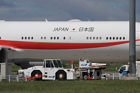 新しい政府専用機ボーイング 777-300ERが新千歳空港に初飛来