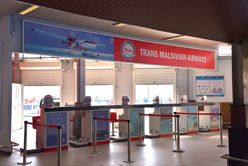 「Trans Maldivian Airways」のチェックインカウンターへ