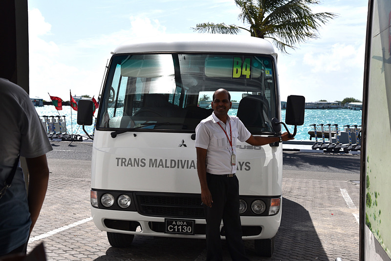 乗合バスでのラウンジへ向かう