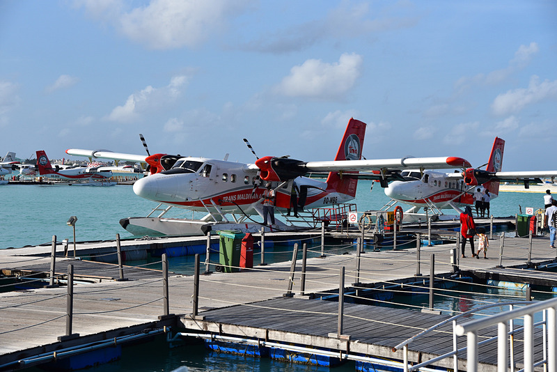 ずらりと水上機が並ぶ駐機場