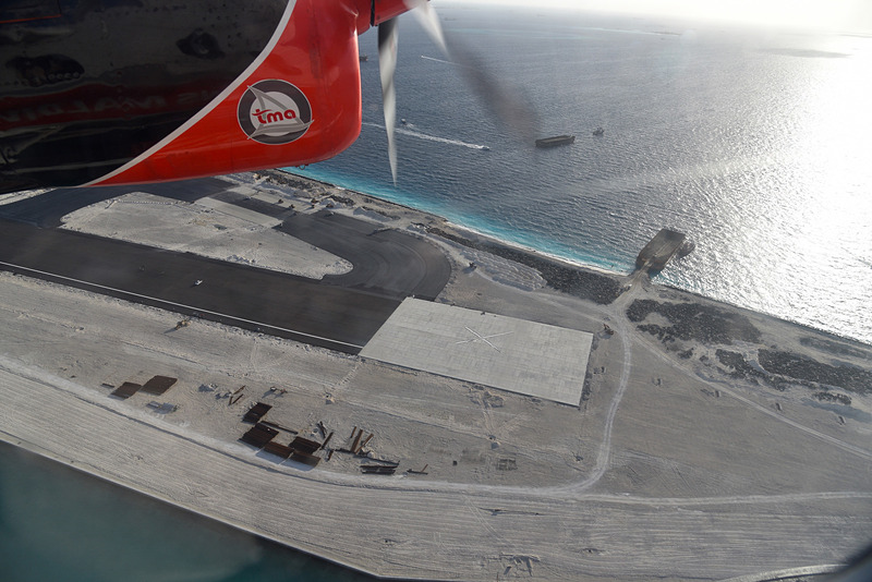 眼下に広がる拡張工事中の空港