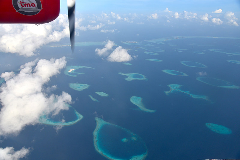しばらくすると美しい環礁が広がる