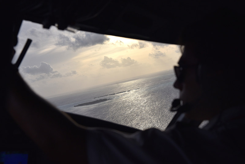 夕暮れに海が染まるなか「アンサナ・ヴェラヴァル」に到着