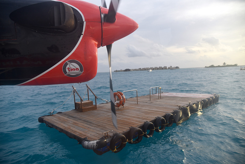 海上に浮くポートへ機体を近づける