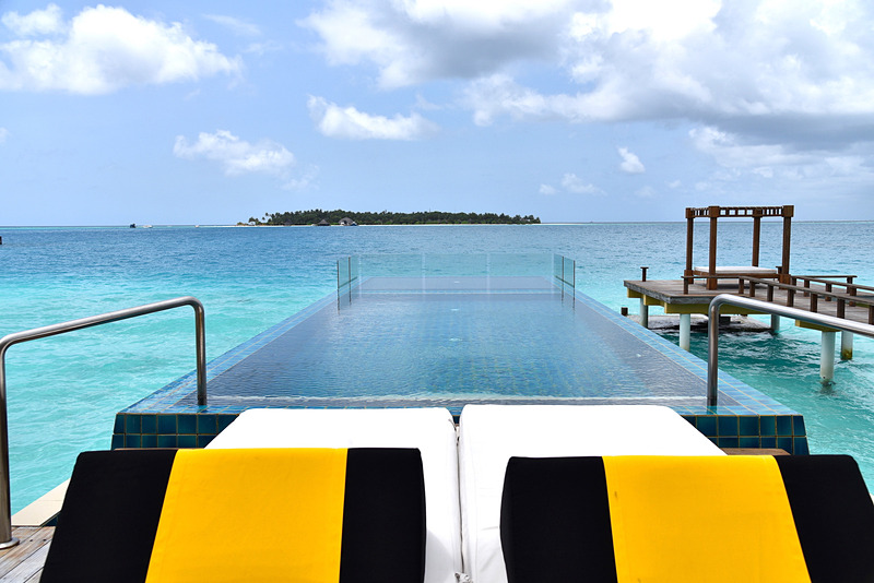 プライベートデッキのインフィニティプールからの眺めが壮観