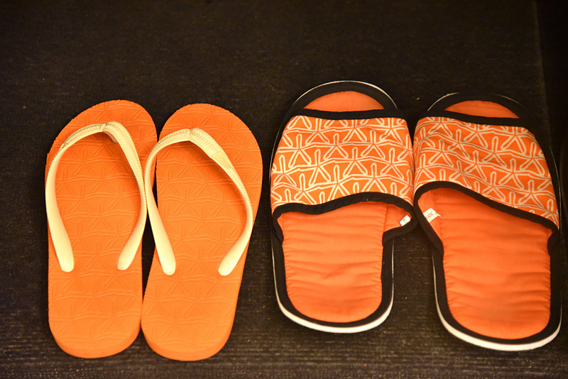 アンサナカラーのビーチサンダルとスリッパ