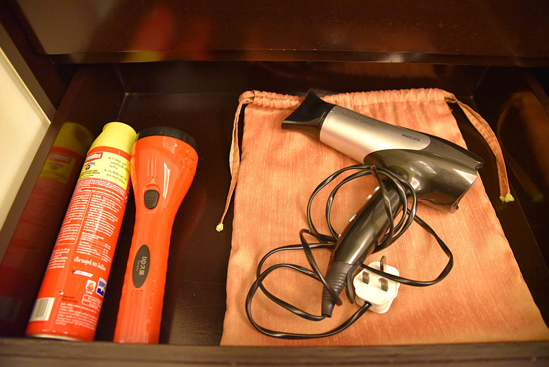 ドライヤーは虫除けスプレーと一緒に棚の中で発見