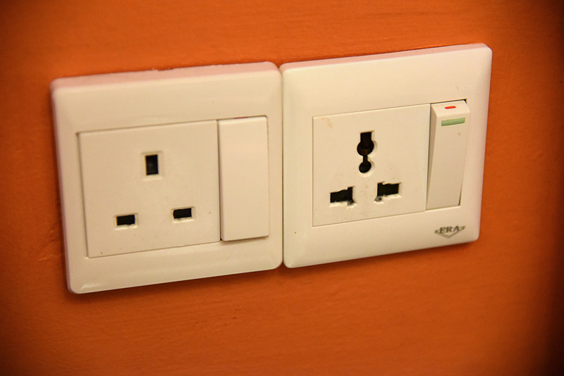 アメニティ横の壁にはユニバーサル仕様とBFタイプの電源プラグを用意