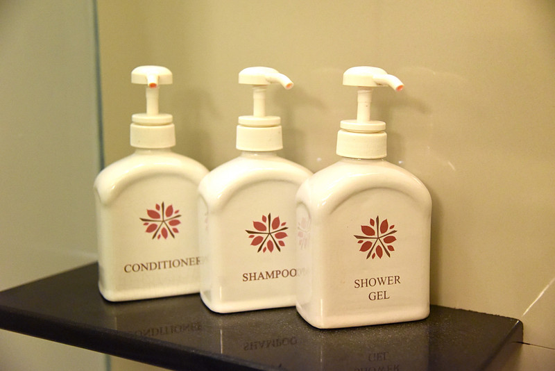 ジャスミン フランジパニの香りのシャンプーとコンディショナー。ボディソープを用意