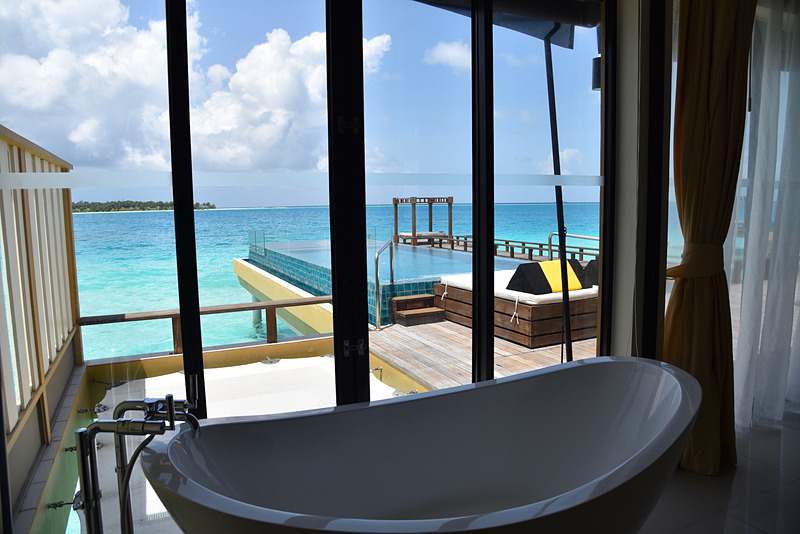 バスタブは窓側に。海を眺めながら入浴できる