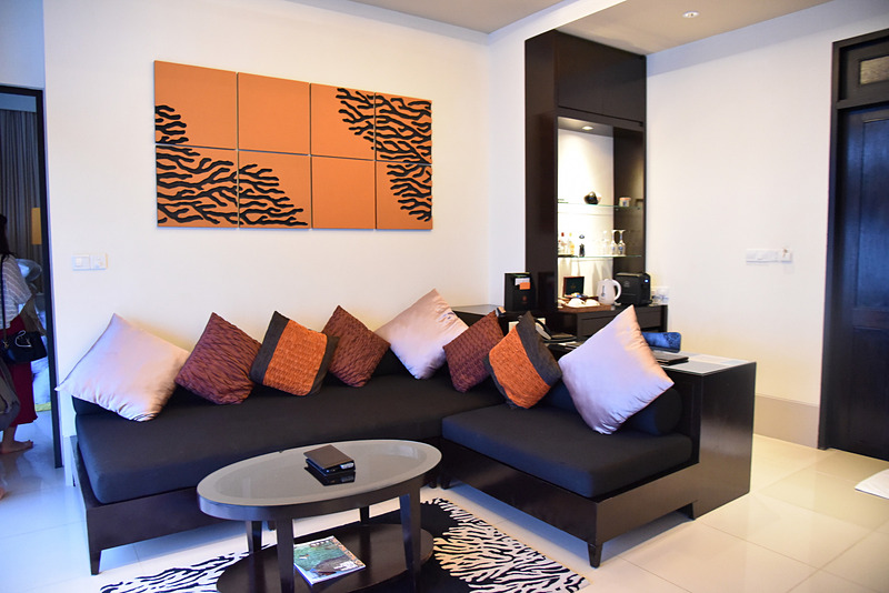 L字形のソファがリビングで出迎えてくれる