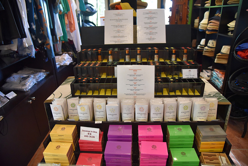 各種部屋のアイテムや「アンサナ・スパ（Angsana SPA）」のお香なども販売されている