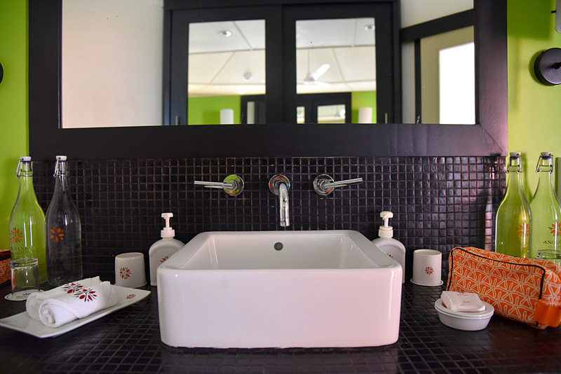 タイル張りの洗面所はシックでかわいらしい。アメニティ類はほかの部屋と同一