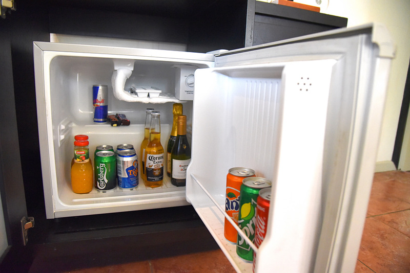 有料のミニバーのラインアップ。ソフトドリンクとチョコバーなど