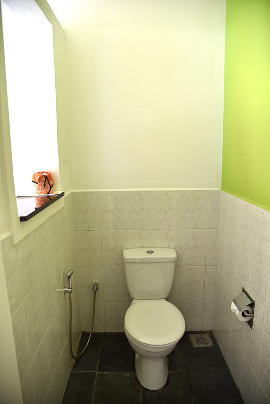 こちらもジェットプール側で開放的なトイレ