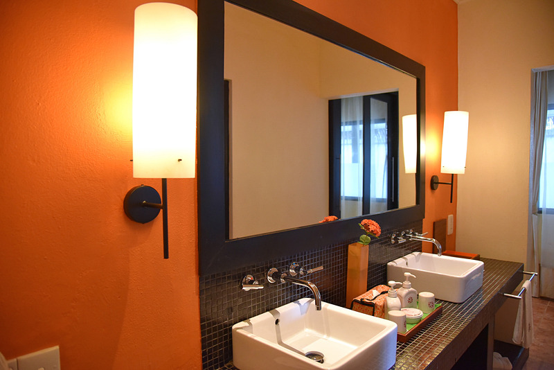 アンサナカラーのオレンジが効いた部屋となっている