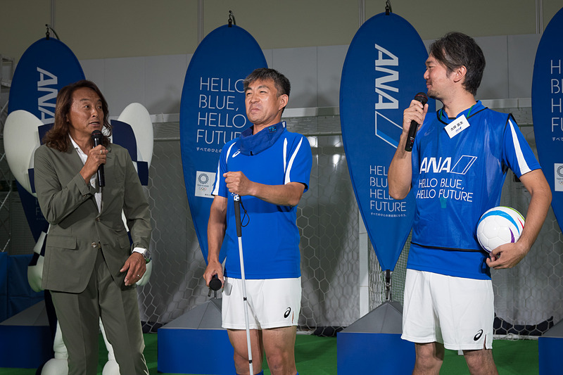 ブラインドサッカー体験会について紹介する左から一般社団法人日本障がい者サッカー連盟会長 北澤豪氏、埼玉T.Wings 駒崎広幸選手、特定非営利活動法人日本ブラインドサッカー協会 大坪英太氏