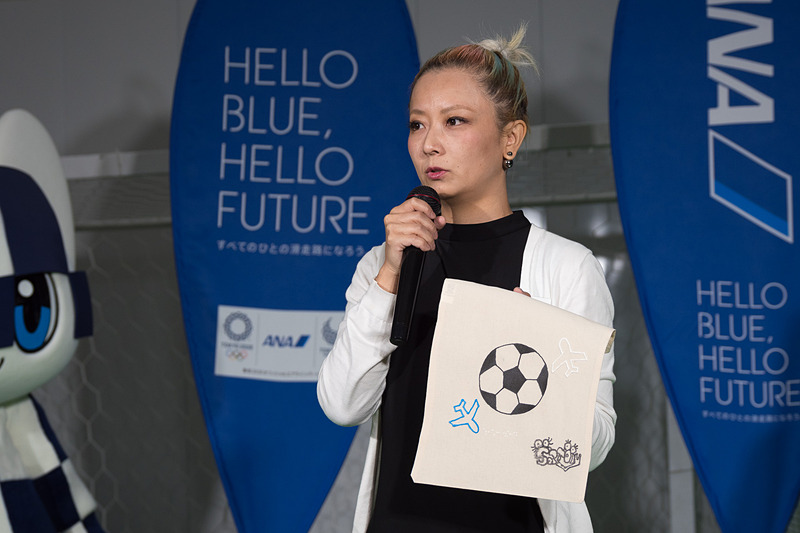 ワークショップで作るモコモコペンアートのバッグを手に思いを語るSatoly氏