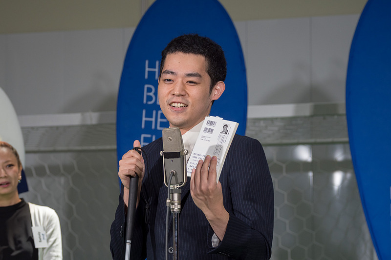 ホーキング青山さんから贈られたという本を手にネタを披露する濱田祐太郎さん