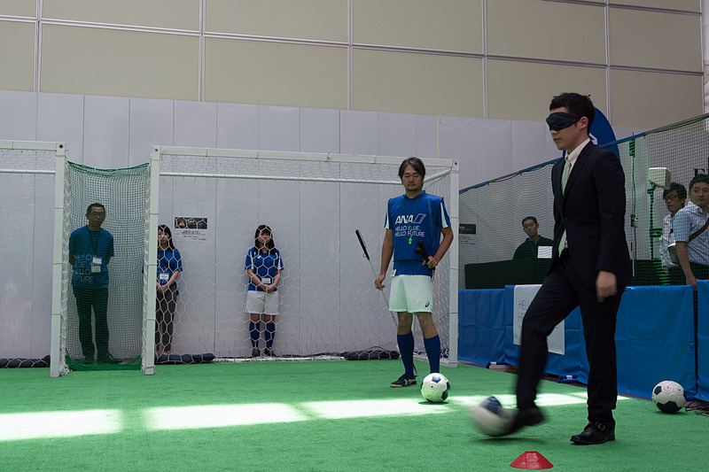 トラップ＆パスの練習をする濱田さん