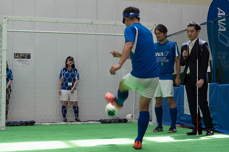 駒崎選手によるシュートの実演。ゴール奥にいるガイドの声に向かってボールを蹴る