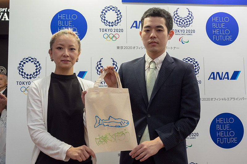 魚の絵と、名前で仕上げた濱田さん