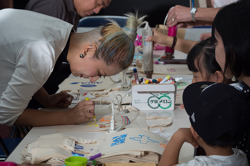 Satoly氏のレッスンによるモコモコペンアートのワークショップ。親子や家族、兄弟姉妹での参加が目立った