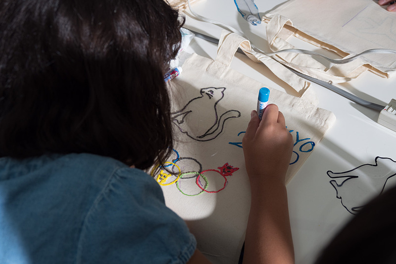 Satoly氏のレッスンによるモコモコペンアートのワークショップ。親子や家族、兄弟姉妹での参加が目立った