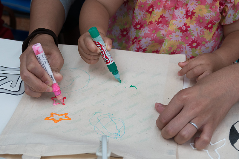 Satoly氏のレッスンによるモコモコペンアートのワークショップ。親子や家族、兄弟姉妹での参加が目立った