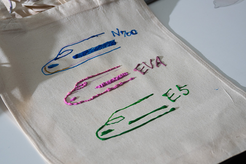 Satoly氏のレッスンによるモコモコペンアートのワークショップ。親子や家族、兄弟姉妹での参加が目立った