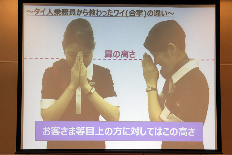 正しい「ワイ」の合掌のポーズ。タイ人の乗務員仲間に聞き、正しい姿勢を知れたという