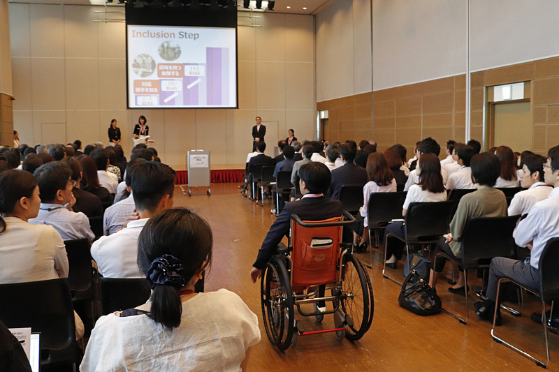発表のなかで、メンバーが車椅子で会場後方から登場するなど展開もダイナミック