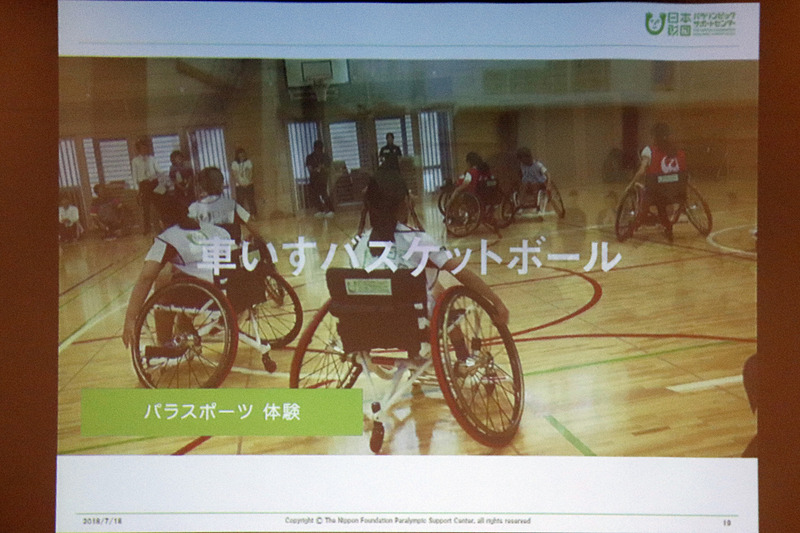 学校での活動では、学生たち自身に車椅子バスケも体験してもらう