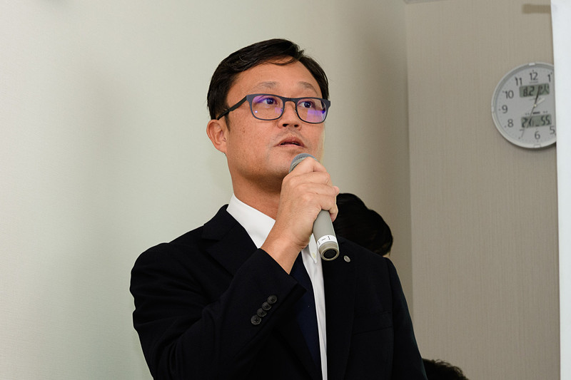 日本航空株式会社 商品・サービス企画本部 開発部 客室サービスグループ マネジャー 綱島寛哲氏が概要をプレゼン