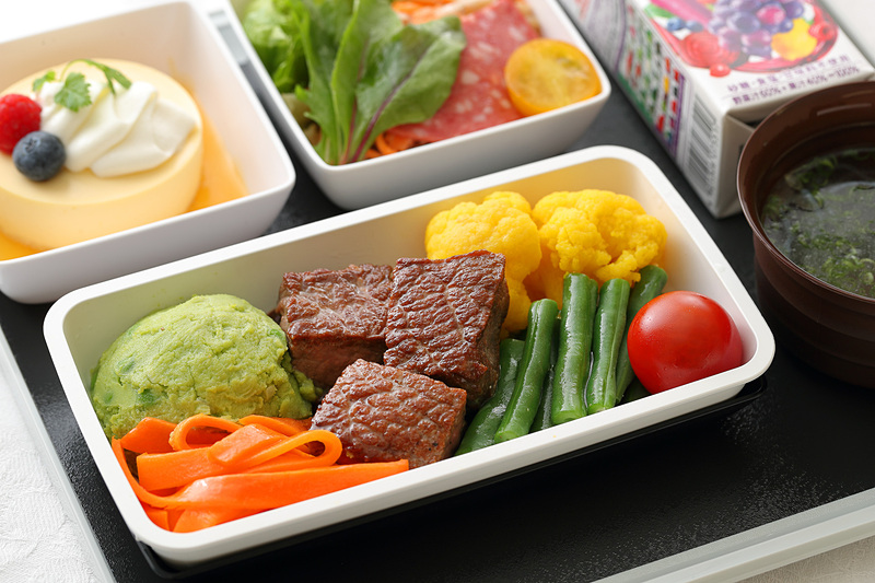 機内食「なでしこスペシャル」の昼食/夕食で提供する「牛サーロインのソテー 赤ワインソースがけ」