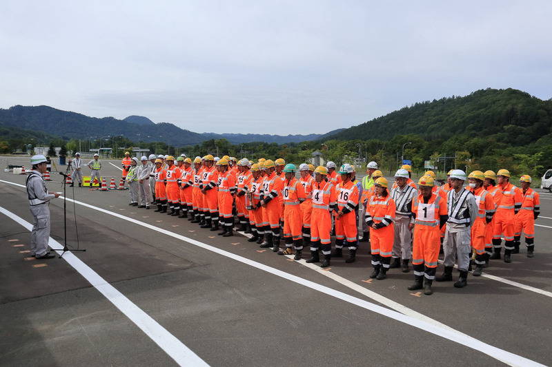 室蘭・苫小牧・札幌・岩見沢・旭川・帯広の6事業所から集まった雪氷作業（除雪作業）の精鋭たち